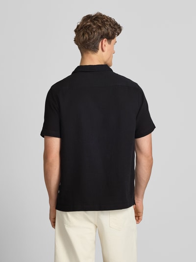 Männermodel trägt Regular Fit Freizeithemd mit Kentkragen und Brusttaschen von Superdry in Schwarz, Strukturmuster, Rückenansicht, Rückenlänge 70 cm, Schulterbreite 54 cm, Ärmellänge 30 cm, Reine Baumwolle. Ganzkörperansicht Rückansicht.
