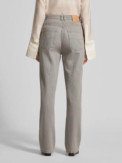 Vrouwenmodel draagt grijze 'Jeans met 5-Pocket-Design' van Marella, rechte snit, zuiver katoen, detailopname van achteraan.