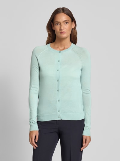 Kobiece model prezentuje Regular Fit Strickjacke aus reiner Schurwolle Modell 'FONAMI' od BOSS, efekt: jednolity kolor, drobny splot, okrągły dekolt, raglanowe rękawy, długi rękaw, listwa guzikowa, wykończenie prążkowane, materiał: czysta żywa wełna, widok całej sylwetki od przodu.