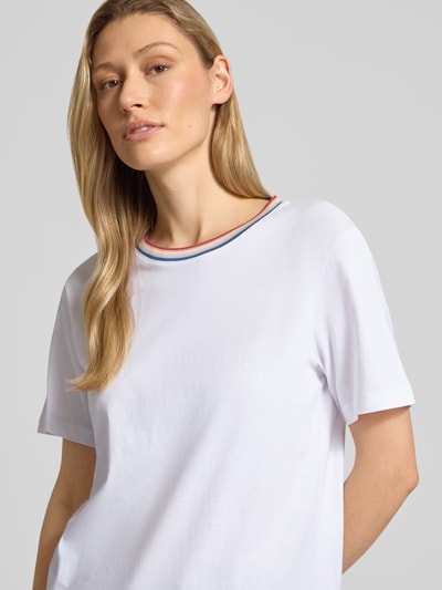 Modelka kobieca nosi T-Shirt aus reiner Baumwolle od Jake*s Casual, biały kolor, okrągły dekolt, półrękaw, prosty krój, bawełna, długość tyłu S: 59 cm, zbliżenie na górną część ciała z przodu.