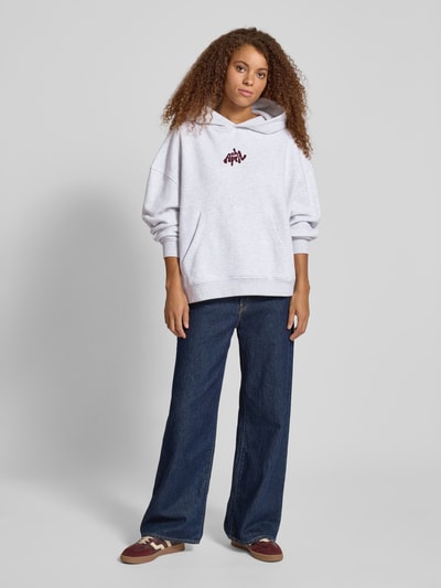 OH APRIL Bluza o kroju boyfriend z kapturem i kieszenią kangurką model ‘Fluffy’ Jasnoszary melanż 1