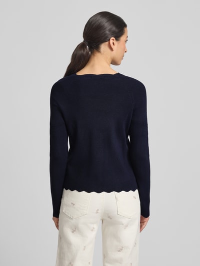 Frauenmodel trägt Strickcardigan aus Viskose-Mix von Christian Berg Woman, dunkelblau, Rüschen, tailliert, Rückansicht Ganzkörperansicht.