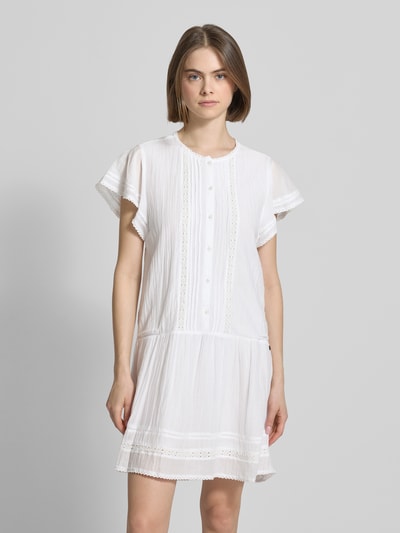 Frauenmodel trägt Mini-Freizeitkleid aus Baumwoll-Viskose-Mix Modell 'DESTIN' von Pepe Jeans, Optik: Unifarben, Regular-Fit, Mini-Länge, Rundhals, Applikation: Lochstrick-Einsätze, Besatz, Schmetterlingsärmel, Kurzarm, helle glatte Struktur, Ganzkörperansicht von vorne.