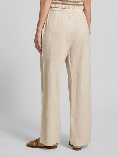 Frauenmodel trägt Weite Hose aus Baumwoll-Leinen-Mix Modell 'CAIA' von Vero Moda, Optik: Unifarben, Passform: Wide Leg, Ganzkörperansicht Rückansicht