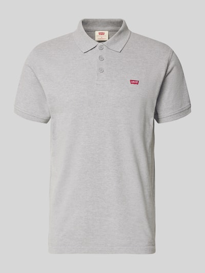 Produktfoto, szare Poloshirt mit Label-Detail von Levi's®, bawełna, regular fit, krótki rękaw, kołnierzyk, widoczny przód
