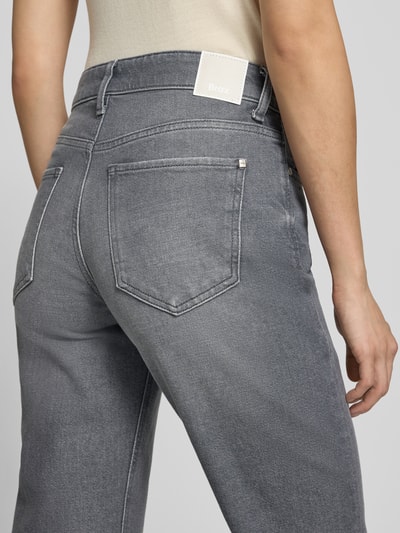 Frauenmodel trägt graue Straight Fit Jeans aus Baumwoll-Mix Modell 'MADISON S' von Brax, dezente Waschung, Damen Straight Fit Jeans, Nahaufnahme Rückansicht.