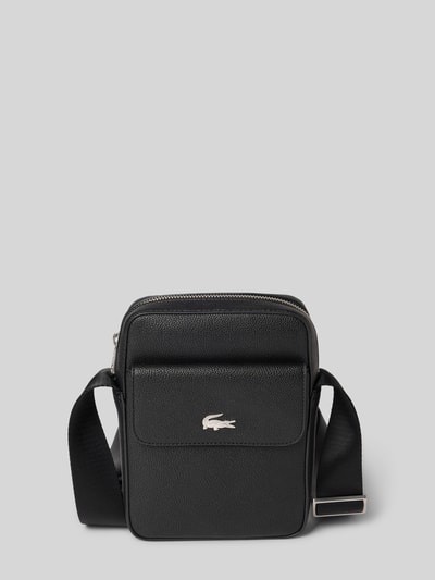 Produktfoto, Umhängetasche mit Label-Applikation von Lacoste aus schwarzem, genarbtem Leder, rechteckige Form, silbernes Logo, verstellbarer Schulterriemen, Reißverschluss, unifarbene Optik, Hauptfach mit Außenfach und Innenfach