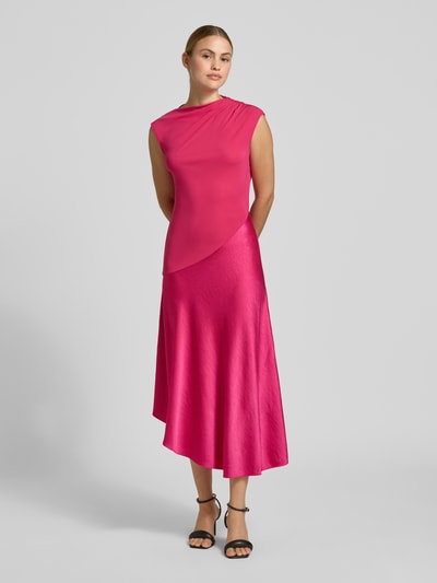 Frauenmodel trägt Midikleid aus reiner Viskose Modell 'Jaspara' von Ted Baker in Pink mit asymmetrischem, tailliertem, ärmellosem Satin-Design, raffinierten Details und glatter Struktur, Ganzkörperansicht von vorne.