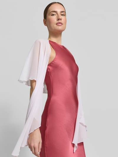 Kobiece modelka ma na sobie bolerko z otwartym przodem od Christian Berg Cocktail z szyfonu, półprzezroczysty materiał, luźny krój, krótki rękaw, długość tyłu w rozmiarze S: 41 cm, detaliczne ujęcie przodu.