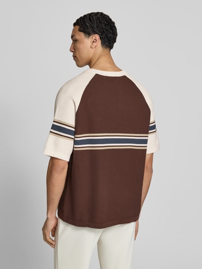 Męski model nosi Strickshirt mit Label-Stitching und Rundhalsausschnitt od Pegador, brąz i beż, krój regular fit, model 'Eger Pique', widok z tyłu, ganzkörperansicht rückansicht