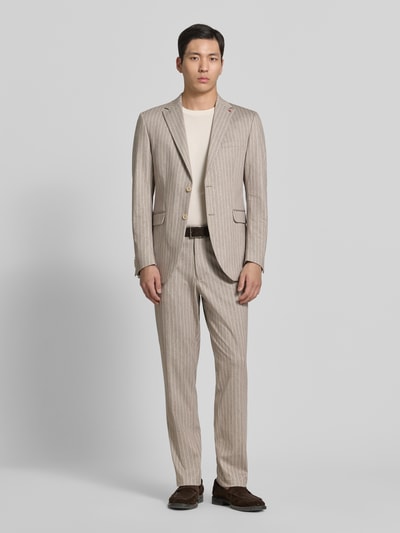 Männermodel trägt Hose mit Label-Detail Modell 'Orlando' von CG - Club of Gents, Beige mit feinen Streifen, Material-Mix mit Viskose-Anteil, Regular-Fit, Bundweite 46 cm, Innenbeinlänge 80 cm, Ganzkörperansicht von vorne.