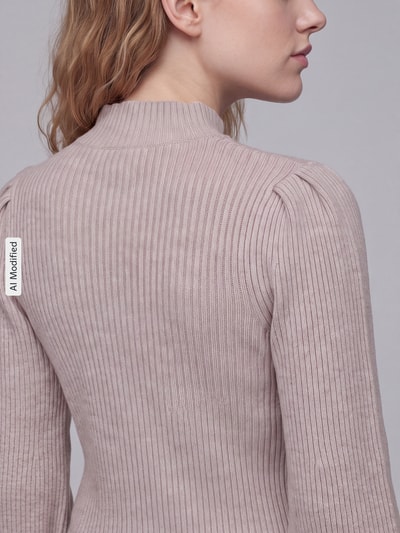 Frauenmodel trägt Pullover mit Puffärmeln Modell 'ONLKATIA' von ONLY, jednokolorowy, imitacja dzianiny, wysoki dekolt, bufiaste rękawy, prążkowane zakończenia, mieszanka wiskozy, Ganzkörperansicht Rückansicht, KI-modifiziertes Bild