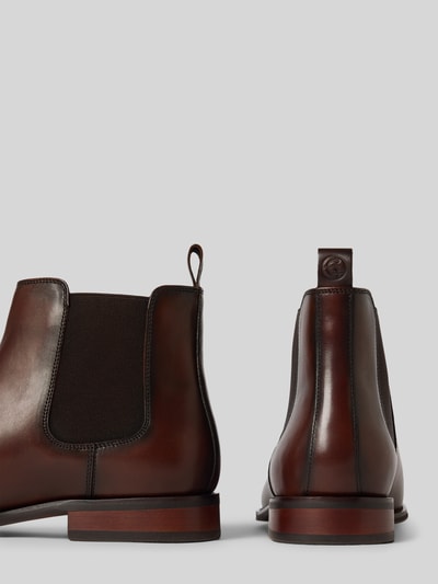 Produktfoto, braune Chelsea Boots aus echtem Leder Modell 'UBBOS' von Carl Gross mit glatter Sohle, elastischem Einsatz, abgerundeter Form, Absatzhöhe 2 cm, Schafthöhe 13 cm, Schaftweite 12 cm