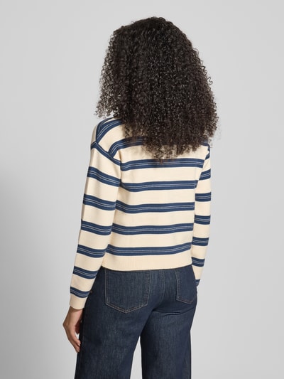 Frauenmodel trägt Regular Fit Cardigan aus Viskose-Mix Modell 'GOLD STRIPE' von Vero Moda, Two-Tone-Streifen-Design, Stricktextur, Rückenansicht.