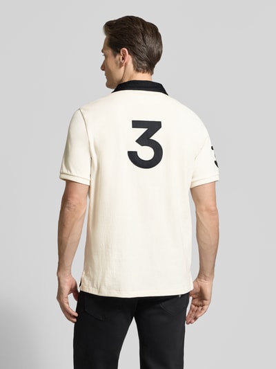 Męski model nosi Regular Fit Poloshirt aus reiner Baumwolle von Polo Ralph Lauren, efekt: jednolity kolor, krój regular fit, aplikacja: wyhaftowane logo, kołnierzyk polo, materiał: bawełna. Ganzkörperansicht Rückansicht.