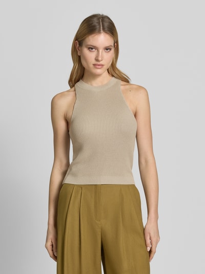 Frauenmodel trägt Stricktop mit Rundhalsausschnitt von Style Icon Collection, beigefarben, feine Rippenstruktur, Slim Fit, Ganzkörperansicht von vorne.