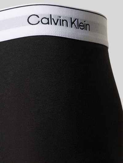 Männermodel trägt Pant & Trunk aus Baumwoll-Mix im 5er-Pack Modell 'BOXER BRIEF' von Calvin Klein Underwear, Nahaufnahme Hüfte.