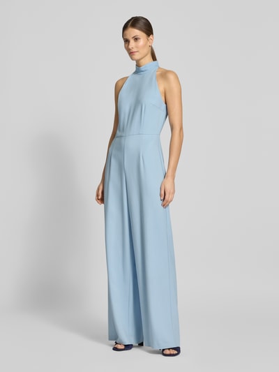 Frauenmodel trägt Jumpsuit mit Neckholder-Oberteil - curated by Vicky Heiler von SIC, hellblau, Regular Fit, ausgestelltes Bein, Stehkragen, ärmellos, Reißverschluss, gelegt gefaltet, Ganzkörperansicht von vorne.