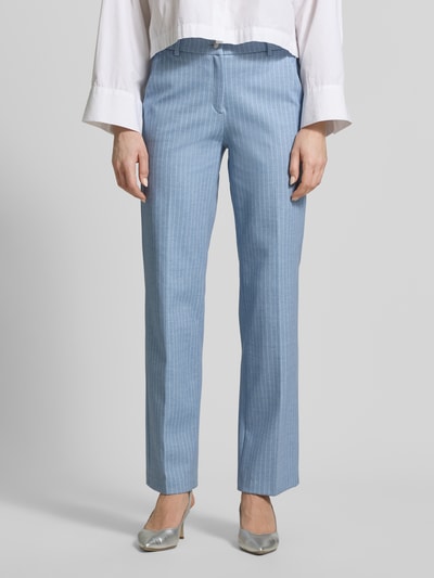 Frauenmodel trägt Hose mit französischen Eingrifftaschen Modell 'MAINE' von Brax, Material-Mix mit Baumwoll-Anteil, Straight-Leg-Pants, Knopf- und Reißverschluss, Gesäßtasche, hellblaue Farbe mit feinen weißen Streifen, glatte Textur, Bundweite 40 cm, Innenbeinlänge 80 cm bei Größe 36, Ganzkörperansicht von vorne.