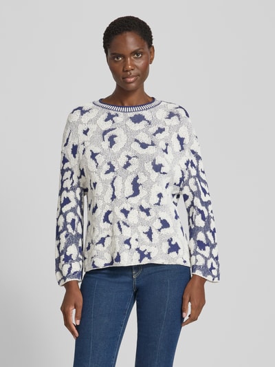 Kobiece modelka nosi Relaxed Fit Pullover in Strick-Optik od Marc Cain, mieszanka bawełny, imitacja dzianiny, okrągły dekolt, przód w całości