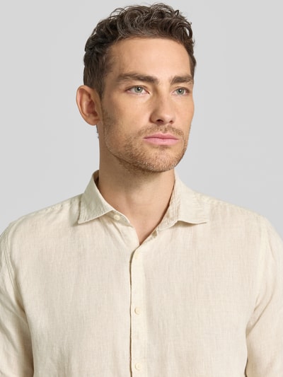 Männermodel trägt Regular Fit Leinenhemd mit Kentkragen Modell 'CAMICIA' von MARKUP in Beige, Leinenstruktur, Nahaufnahme Oberkörper, reine Leinen, Knopfleiste, Rückenlänge bei Größe M 71 cm, Schulterbreite 43 cm, Ärmellänge 65 cm.