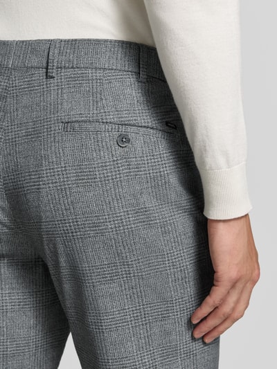 Männermodel trägt Regular Fit Hose aus Baumwollmix von Hiltl, graues Karomuster, weiche Textur, Nahaufnahme Rückansicht, Herren Weite Hose von Hiltl.