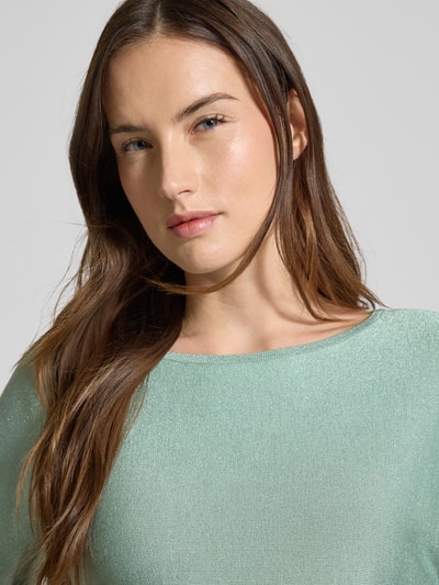 Frauenmodel trägt Relaxed Fit Pullover aus Viskose-Mix in Strick-Optik von comma in Mintgrün mit U-Boot-Ausschnitt, Nahaufnahme Oberkörper.
