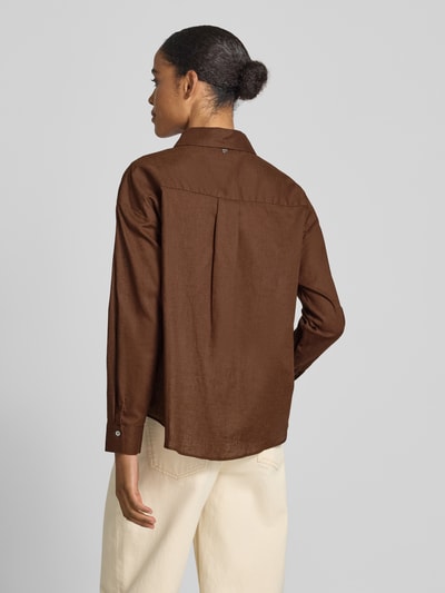 Frauenmodel trägt Leinenbluse mit Hemdblusenkragen von Rich & Royal aus Leinen-Baumwoll-Mix in Braun, Straight Fit, Knopfleiste, Ganzkörperansicht Rückansicht, Rückenlänge bei Größe 36: 66 cm, Ärmellänge bei Größe 36: 53 cm.