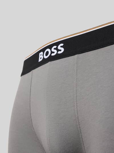 Männermodel trägt Trunks aus Baumwoll-Mix im 3er-Pack von BOSS, Optik: Unifarben, Label-Bund, Bundabschluss: elastisch, Nahaufnahme Rückansicht.