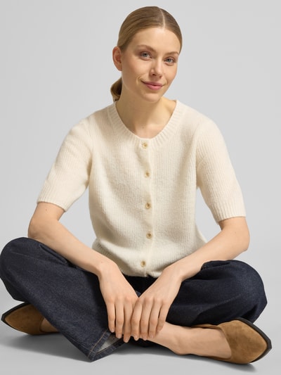 Frauenmodel trägt Cardigan aus Woll-Mix mit 1/2-Arm Modell 'Thora' von MOS MOSH in Creme, Regular Fit, Strukturstrick, Nahaufnahme Oberkörper.