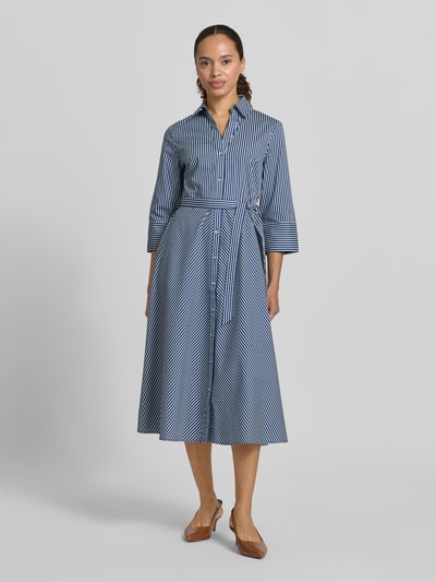 Frauenmodel trägt Hemdblusenkleid mit Bindegürtel und Knopfleiste von Zero, blau-weiß gestreift, taillierter Schnitt, Baumwoll-Mix mit Stretch, Midikleid, Hemdblusenkragen, 44 cm lange Ärmel, glatte Textur, Ganzkörperansicht von vorne.