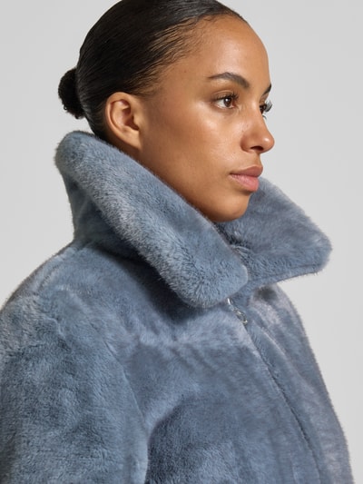 Kobieta modelka nosi Regular Fit Jacke aus Kunstfell od FUCHS SCHMITT w kolorze jasnoszarym, wyraźna tekstura sztucznego futra, wykładany kołnierz, zamek błyskawiczny dwustronny, Szerokość ramion w rozmiarze 36: 43 cm, Szerokość klatki piersiowej w rozmiarze 36: 54 cm, Długość tyłu w rozmiarze 36: 57 cm, Długość rękawów w rozmiarze 36: 61 cm, zbliżenie na górną część ciała z przodu