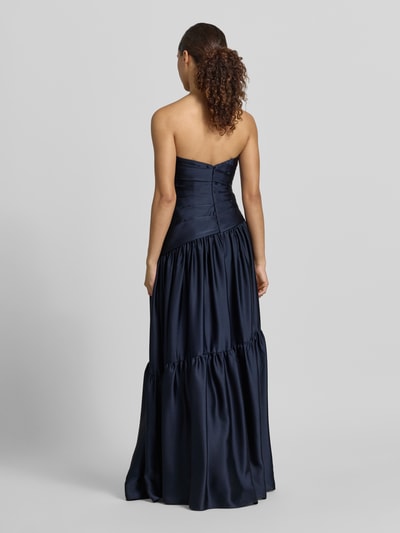 Frauenmodel trägt Abendkleid im Stufen-Look von Luxuar in Dunkelblau, Maxikleid, Ärmelloses-Design, Rückenreißverschluss, Rückenlänge 125 cm, Taillierte Passform, Brustweite 34 cm, Ganzkörperansicht Rückansicht.