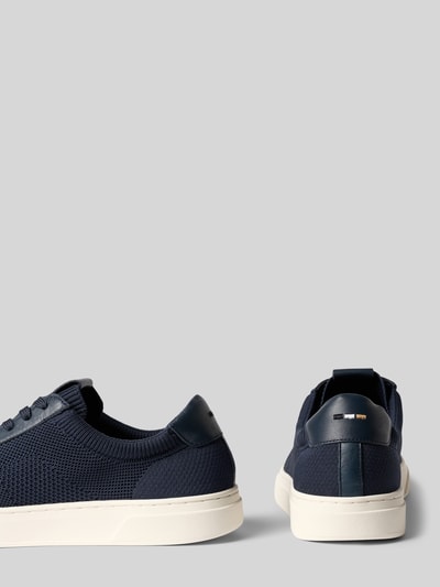 Produktfoto, Low Top Sneaker mit Echtleder-Besatz Modell 'KIERAN' von BOSS in Optik: Unifarben, strukturierte Sohle, Label-Schriftzug, Schuhspitze: Rund, flache Absatzform, Verschluss: Schnürung, Herren Sneaker