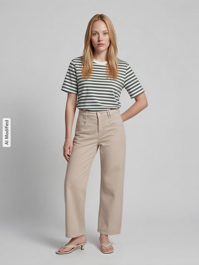 Frauenmodel trägt Regular Fit Barrel Jeans aus Baumwoll-Mix Modell 'ODELE' von CAMBIO, helle Beige-Töne, lockere Passform, Damen Barrel Jeans, Ganzkörperansicht von vorne.