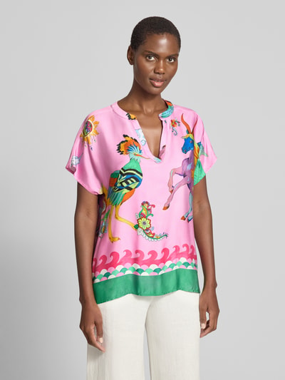 Frauenmodel trägt Blusenshirt aus Viskose im Allover-Look von Milano Italy in Pink mit bunten Tiermotiven, Regular-Fit, V-Ausschnitt, Nahaufnahme Oberkörper. Rückenlänge bei Größe 36: 64 cm, Ärmellänge: 20 cm.
