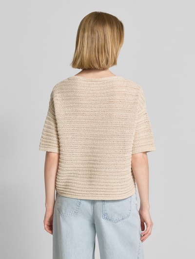 Frauenmodel trägt Strickshirt mit U-Boot-Ausschnitt Modell 'Pinse breath' von OPUS, lockere Passform, Material-Mix, Rückansicht, Nahaufnahme Oberkörper.