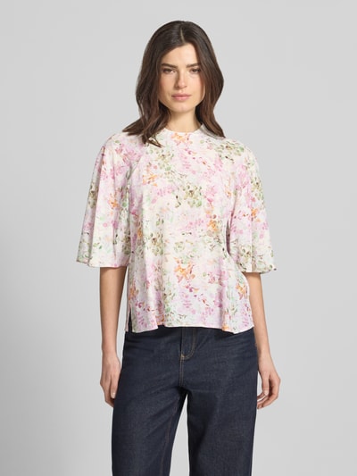 Modelka kobieca nosi Blusenshirt aus Viskose Modell 'Brina' od JOOP!, luźny krój, stójka, rękaw 3/4, pastelowe kolory, przód, ujęcie całej sylwetki