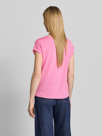 Frauenmodel trägt Relaxed Fit T-Shirt aus Lyocell-Mix Modell 'AVA' von Vero Moda, Optik: Unifarben, Rundhals, Kurzarm, Umschlag, Ganzkörperansicht Rückansicht