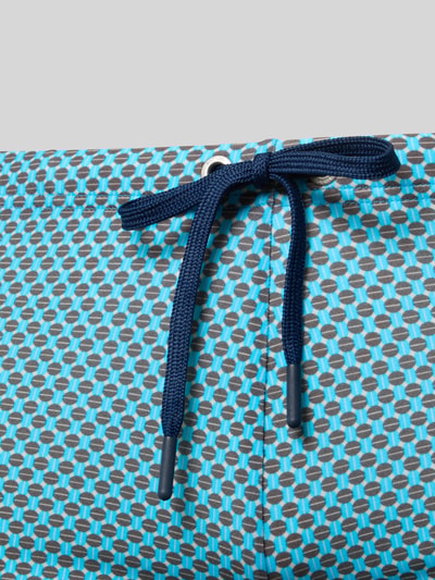 Produktfoto, Badehose im Allover-Look Modell 'Cappuccino' von HOM im blauen geometrischen Muster mit Elastischer Bund und Tunnelzug, Material-Mix mit Stretch-Anteil, Körpernahe Passform.