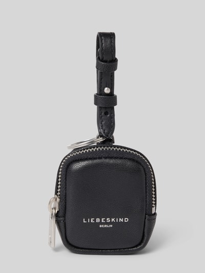 Produktfoto, Keyring Pouch mit Rundum-Reißverschluss von LIEBESKIND BERLIN in schwarzer Leder-Optik, silberner Label-Print, verstellbarer Anhänger.