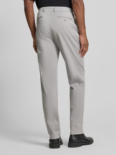 Männermodel trägt Straight Fit Stoffhose mit Lyocell-Anteil Modell 'Everest' von BRAX in Hellgrau, Baumwoll-Lyocell-Mix, Rückansicht Ganzkörperansicht.