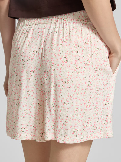 Frauenmodel trägt Regular Fit Shorts aus reiner Viskose Modell 'BARRI' von Pieces, Optik:Allover-Muster floral, seitliche Eingrifftaschen, Bundabschluss: Elastisch, Material: Viskose, Nahaufnahme Rückansicht.