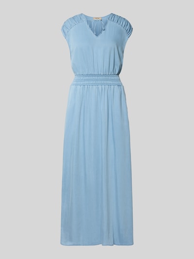Produktfoto, hellblaues Maxikleid mit Kappärmeln, Smok-Details und V-Ausschnitt, Lyocell-Mix mit Viskose-Anteil, taillierter Schnitt, Modell 'Paola' von MOS MOSH.