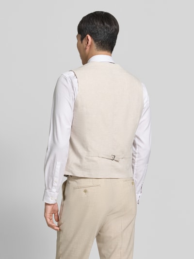 Männermodel trägt Weste aus Leinen-Baumwoll-Mix mit Paspeltaschen von MCNEAL in Beige, Regular-Fit, Rückenlänge 59 cm, Ganzkörperansicht Rückansicht.