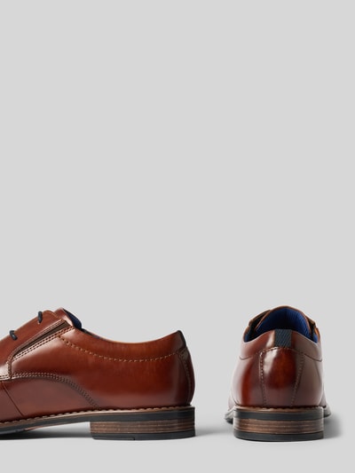 Produktfoto, Schnürschuhe aus echtem Leder Modell 'Amros' von bugatti, braun, glatte Oberfläche, Logo-Detail, schmale Passform, Rückansicht
