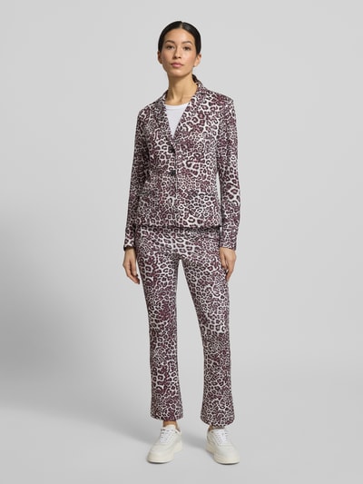 Frauenmodel trägt Slim Fit Blazer mit Allover-Animal-Print von Marc Cain, violett-weiße Muster, Reverskragen, Ganzkörperansicht von vorne. Elastischer Material-Mix, Doppelknopfleiste, aufgesetzte Taschen, Rückenlänge 57 cm, Brustweite 42 cm, Ärmellänge 61 cm.
