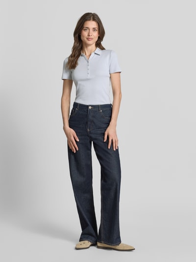 Frauenmodel trägt Regular Fit Poloshirt aus reiner Baumwolle von Tom Tailor in Optik: Unifarben, Jersey, Kurzarm, Polokragen, V-Ausschnitt, Ganzkörperansicht von vorne.