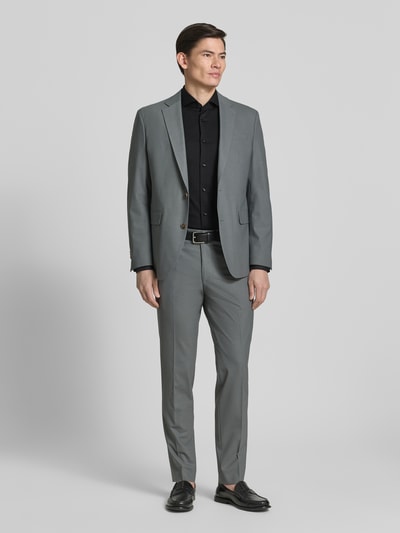 Männermodel trägt Slim Fit Businesshemd aus reiner Baumwolle Modell 'H-HANK-SP' von BOSS, Schwarz mit Optik:Allover-Muster, Ganzkörperansicht von vorne.