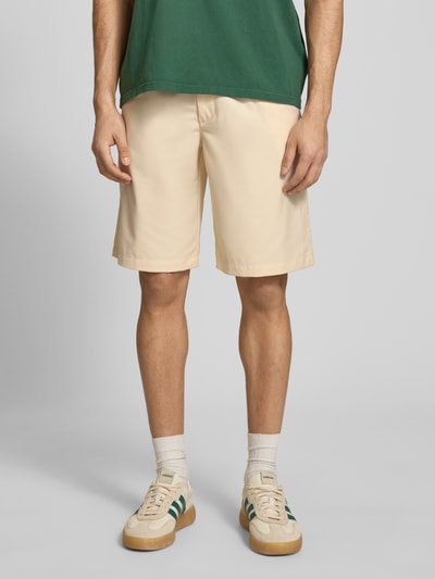 Männermodel trägt Bermudas mit französischen Eingrifftaschen von PROHIBITED, Material-Mix mit Viskose-Anteil, Straight Fit, Ganzkörperansicht von vorne.